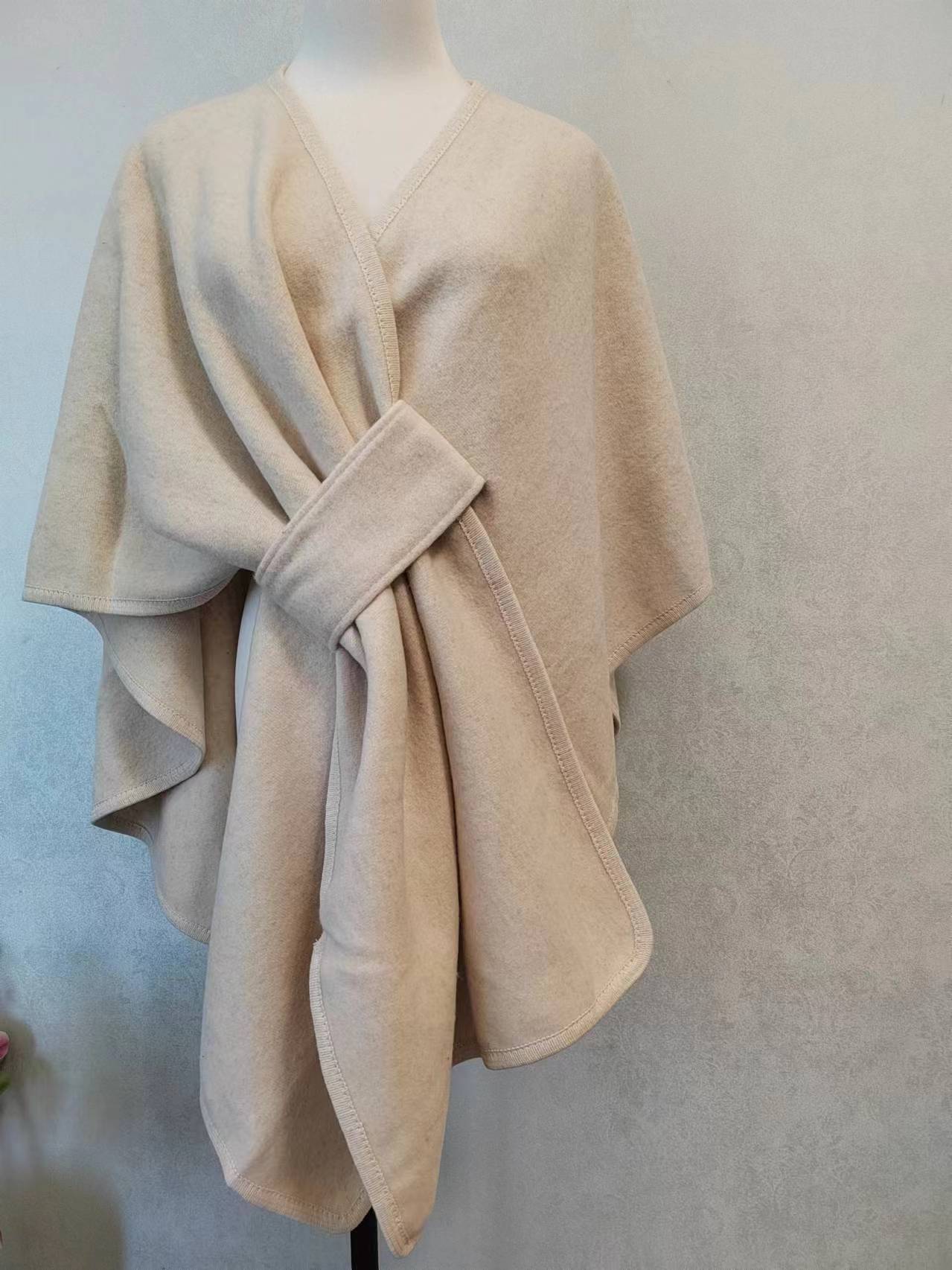 Cardigan Cape et Châle à Col en Fourrure avec Pompon