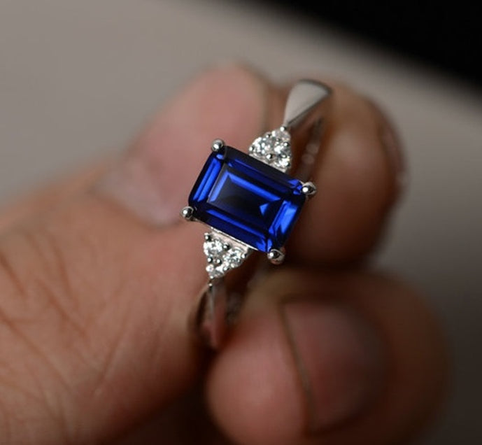 Bague en diamant carrée colorée avec gemmes arc-en-ciel