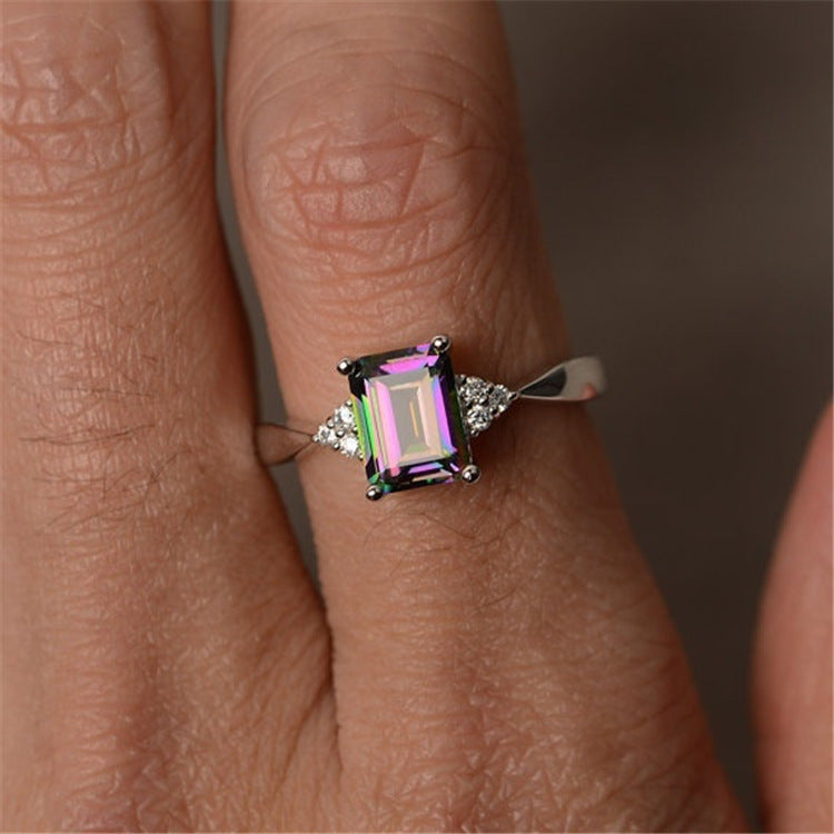 Bague en diamant carrée colorée avec gemmes arc-en-ciel