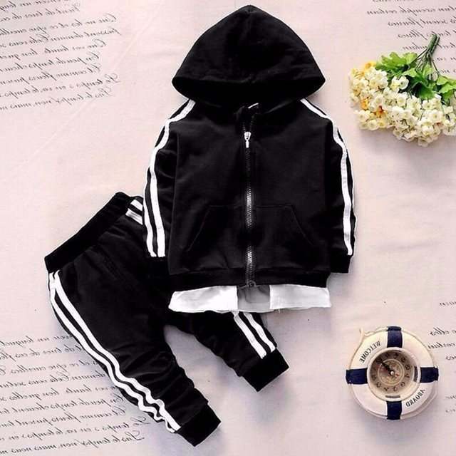 Costume de sport pour bébé
