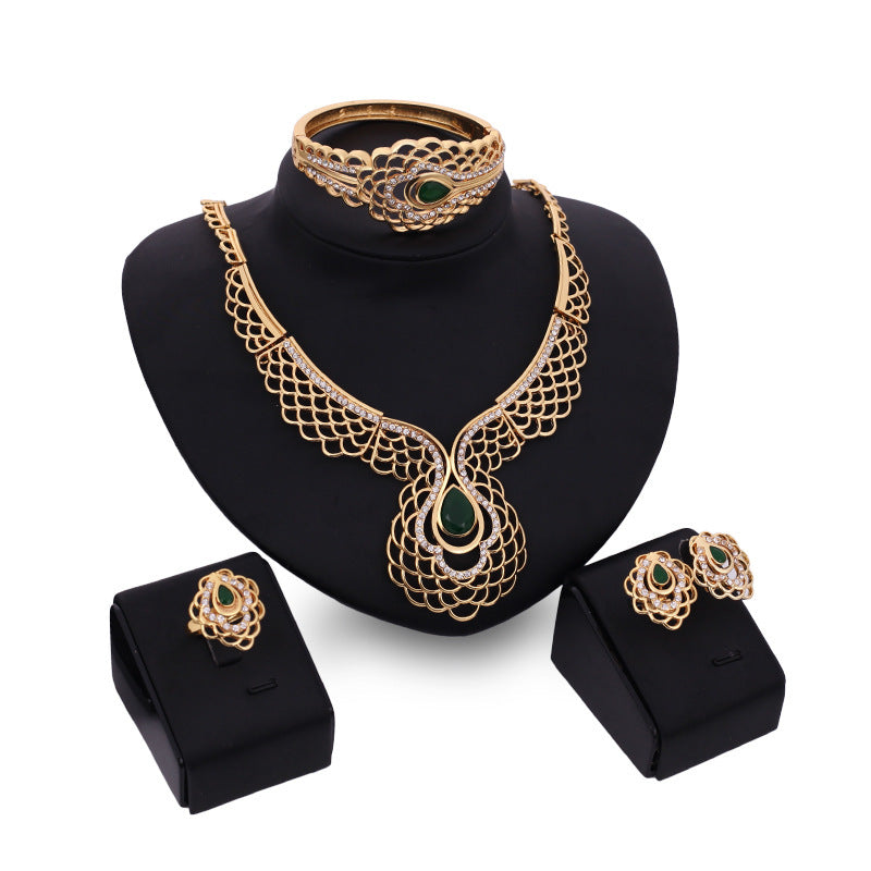 Ensemble de Bijoux en Quatre Pièces : Collier, Boucles d'Oreilles et Bracelets