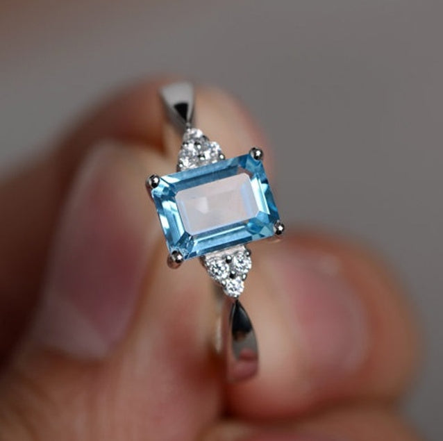 Bague en diamant carrée colorée avec gemmes arc-en-ciel