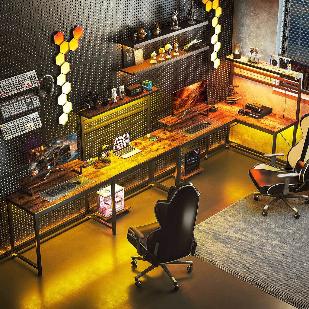 Bureau de Jeu L-Shaped de 61,6 L avec Prises Électriques et Lumières LED, Bureau d'Ordinateur avec Support pour Moniteur et Étagère CPU, Marron Rustique