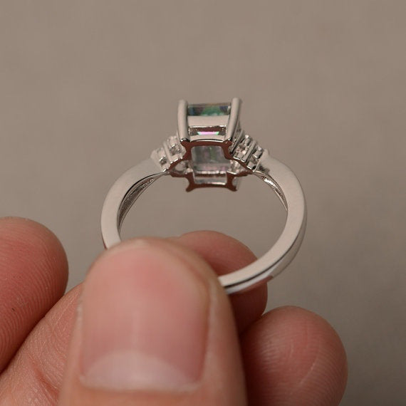 Bague en diamant carrée colorée avec gemmes arc-en-ciel