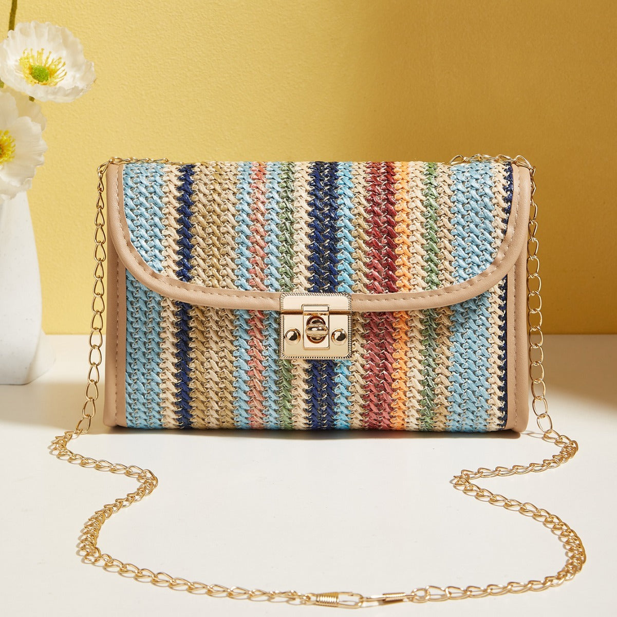 Sac à bandoulière carré en paille arc-en-ciel
