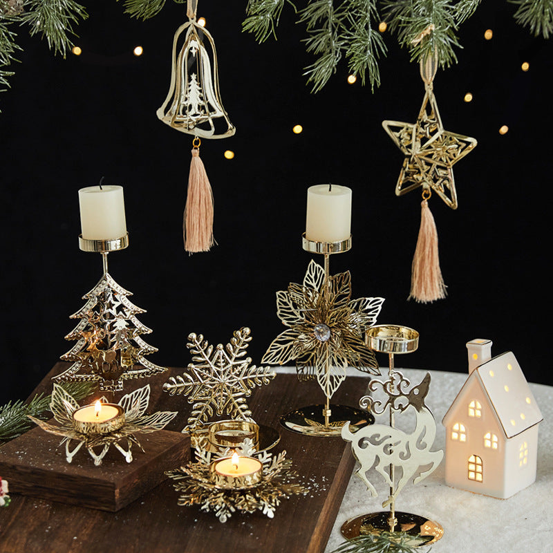 Décoration de Noël Romantique avec Plateau et Chandeliers en Fer Forgé