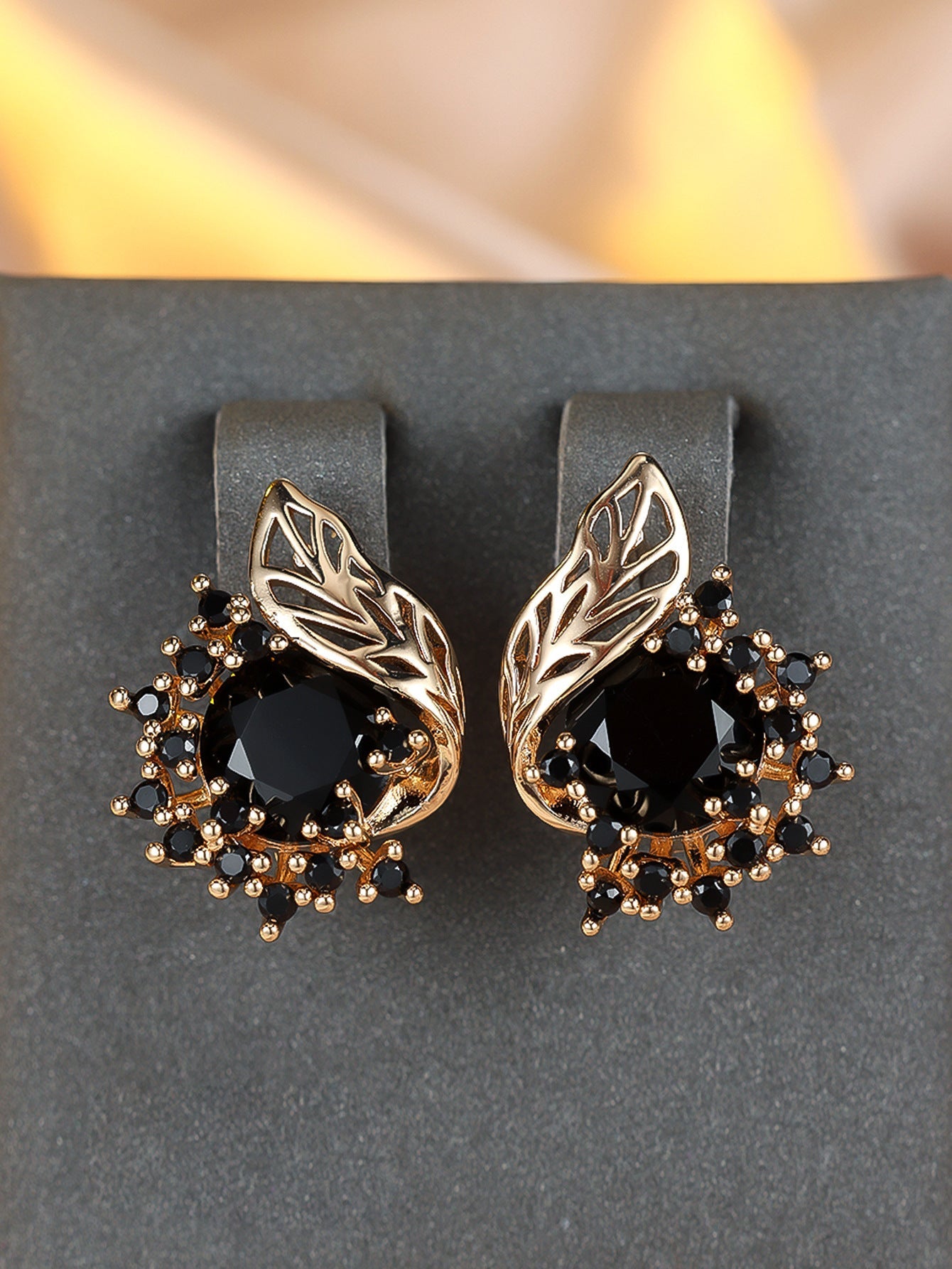 Boucles d'oreilles fleurs rondes en plumes avec zircon pour femmes - Mode et personnalité - Allomarc.com