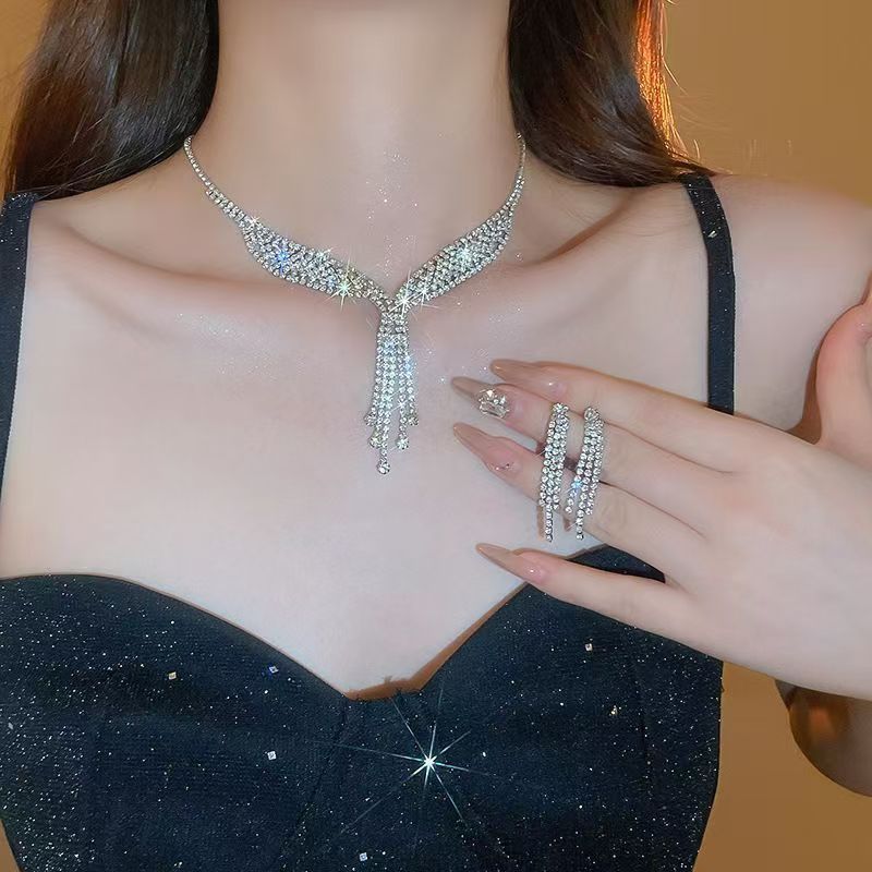 Collier à Franges Long avec Ensemble de Boucles d'Oreilles Deux-Pièces