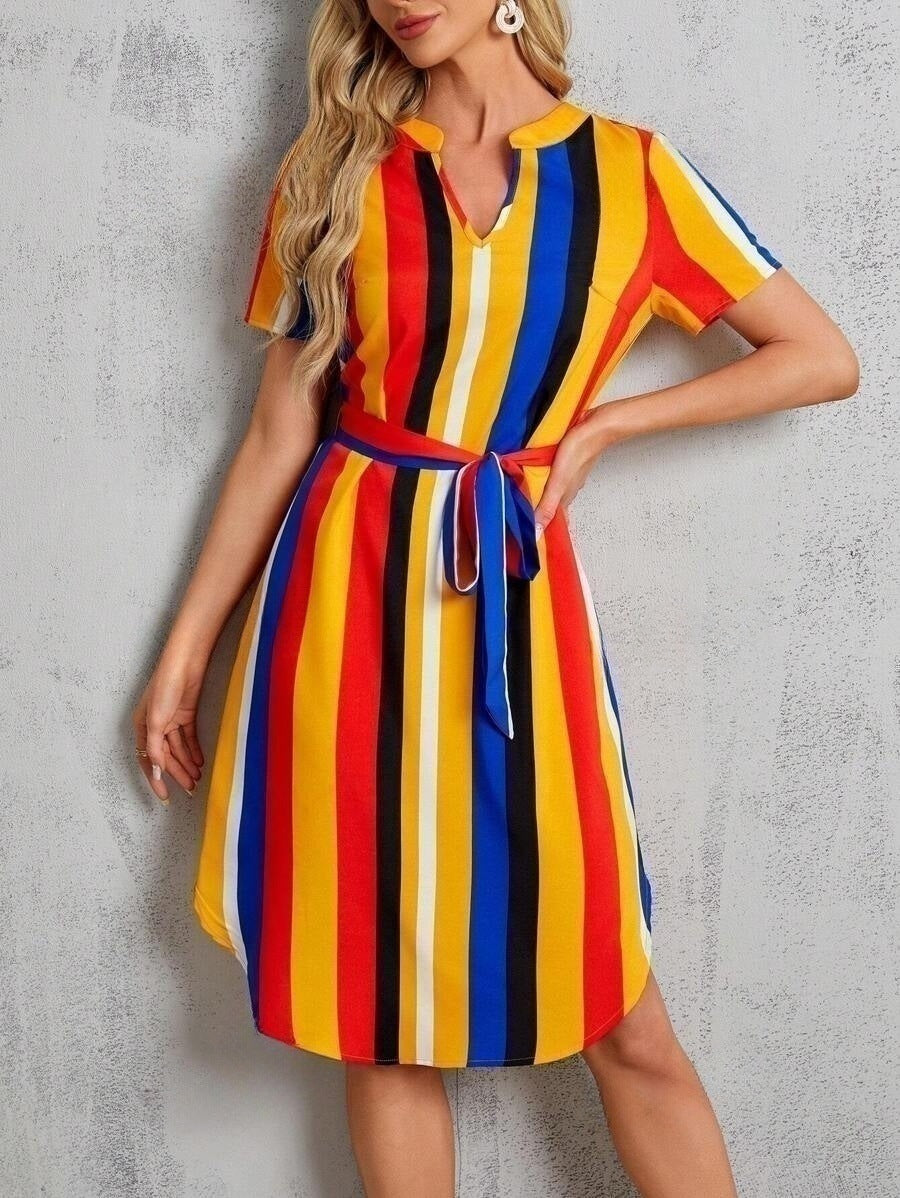 Robe d'été décontractée à manches courtes à rayures en V