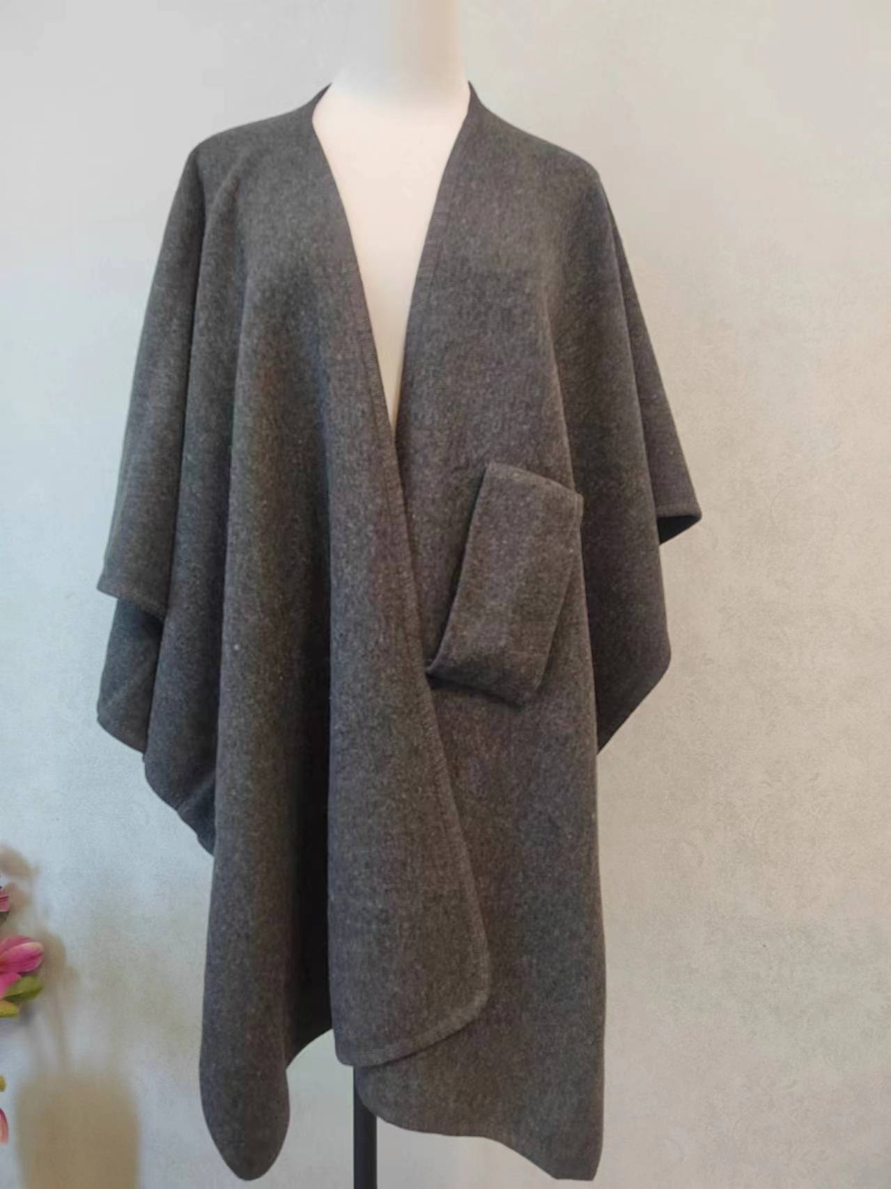 Cardigan Cape et Châle à Col en Fourrure avec Pompon - Allomarc.com