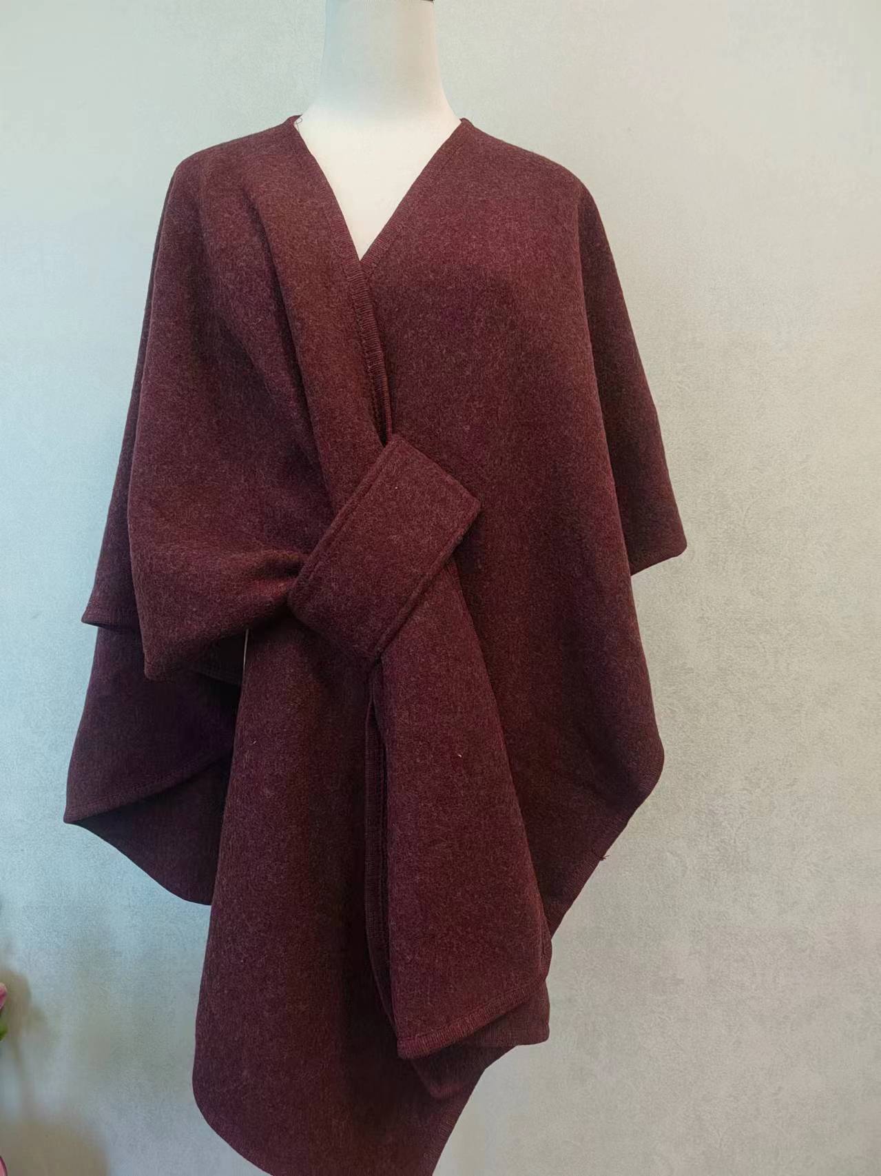 Cardigan Cape et Châle à Col en Fourrure avec Pompon - Allomarc.com
