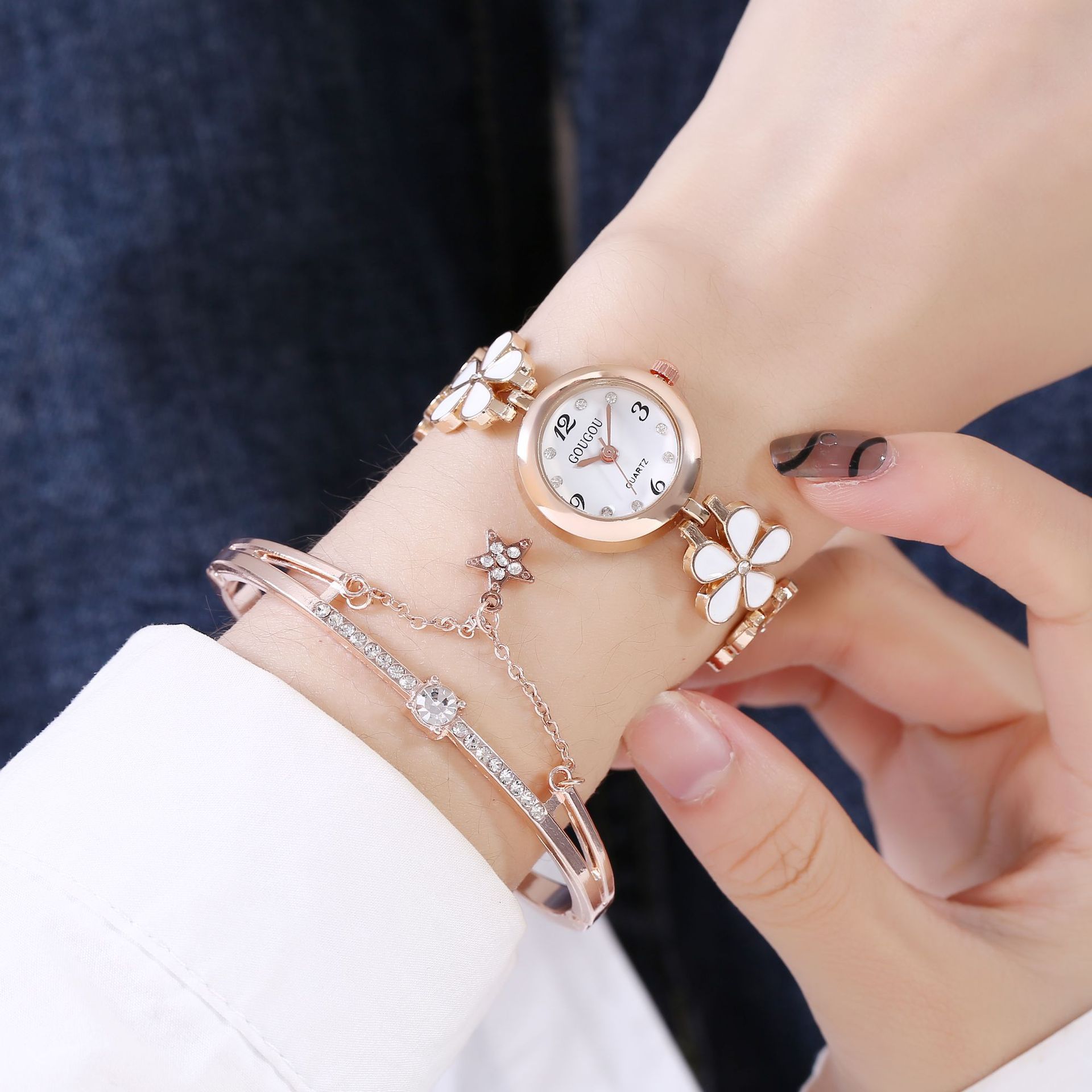 Montre Bracelet Femme à Motif Pétale en Quartz