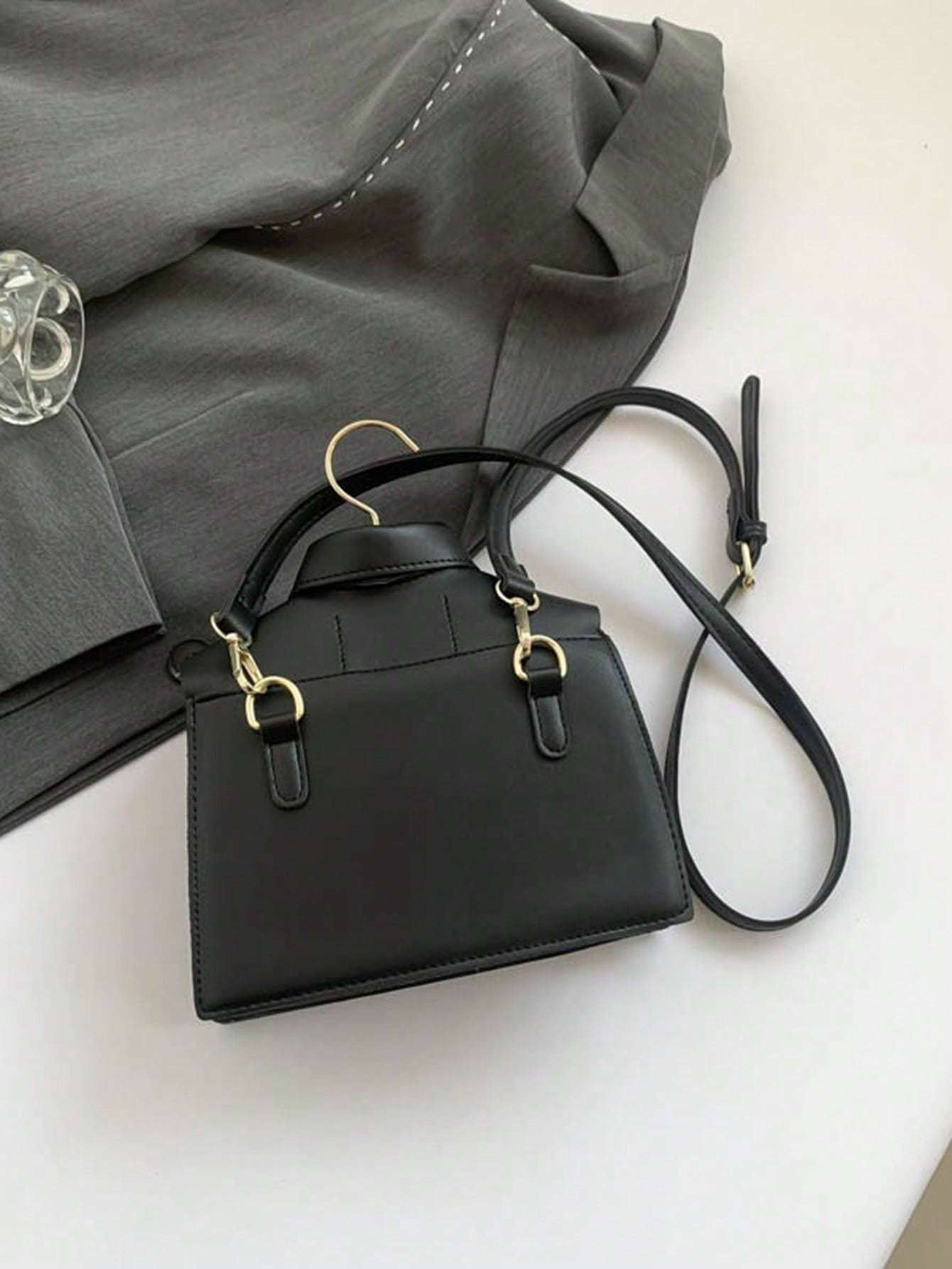 Sac à Bandoulière pour Femmes en Forme Originale, Sac à Épaule Noir avec Rabat, Poche pour Téléphone, Cadeau Intéressant - Allomarc.com