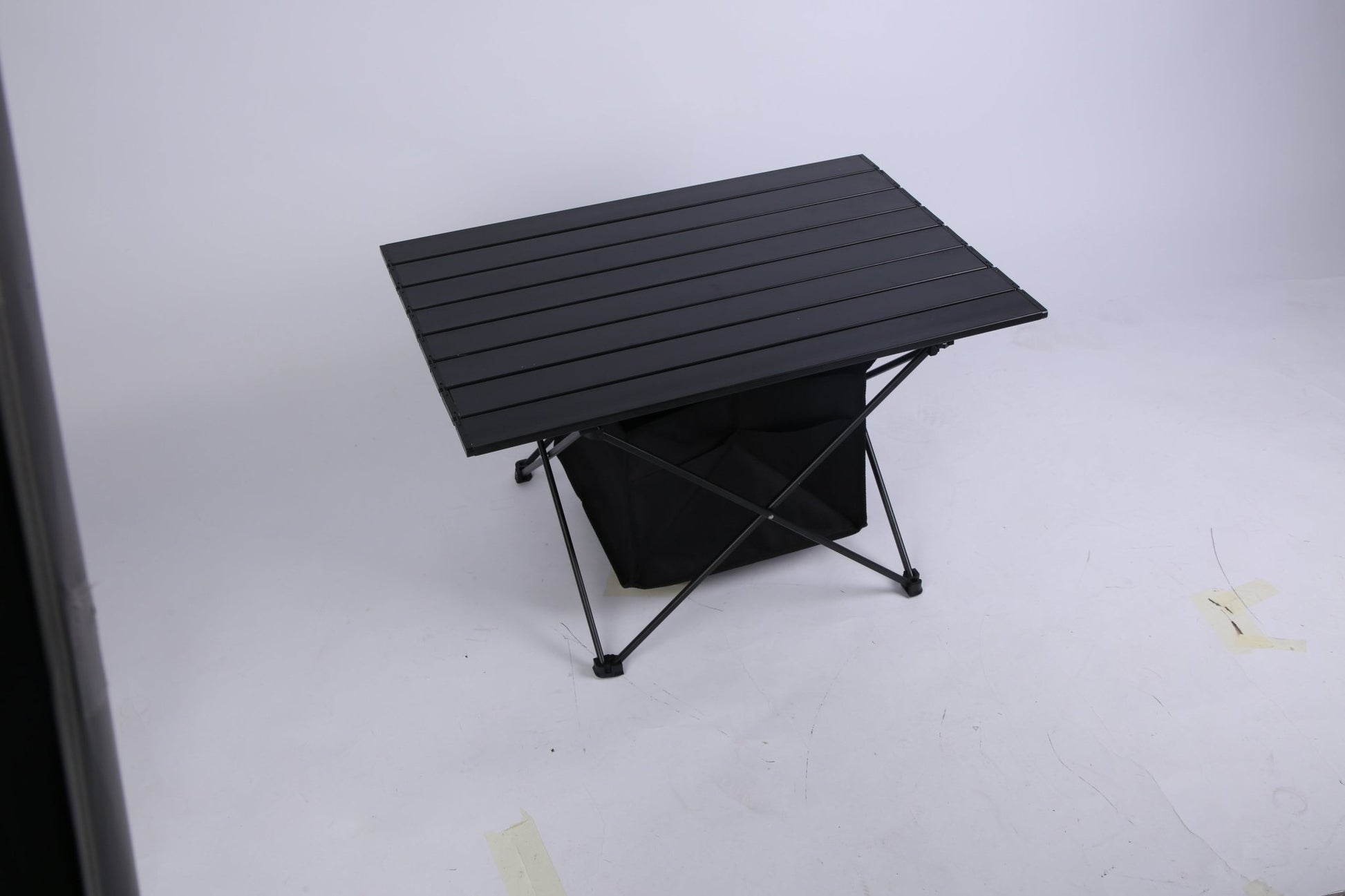 Table de Camping Pliable avec Panier de Rangement en Aluminium - Allomarc.com